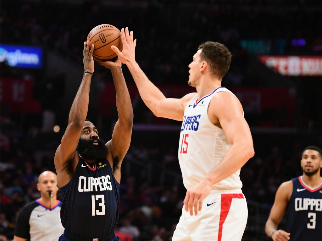 哈登击地妙传助攻祖巴茨 快船扩大领先优势至13分 快船和鹈鹕的这场对决也提醒我们,篮球比赛