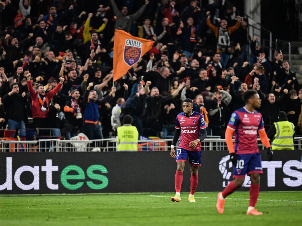 比赛结束后，欧塞尔球迷兴奋的庆祝场面令人